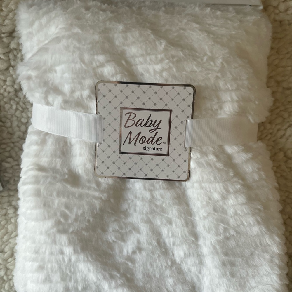 Blanket Throw: Baby Mode White Plush